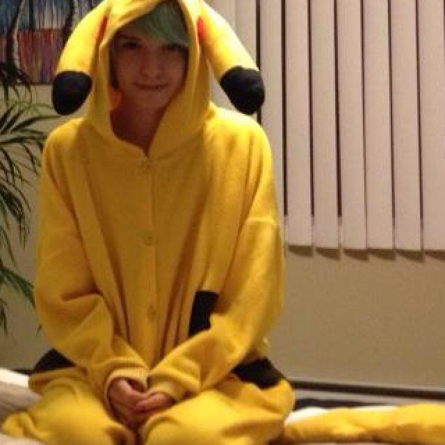 IM GAY AND SINGLE (misters c; ) I LOVE CATS, CUDDLES, WARMNESS AND MORE
Dm meh ^-^ i dont bite... Hard c;