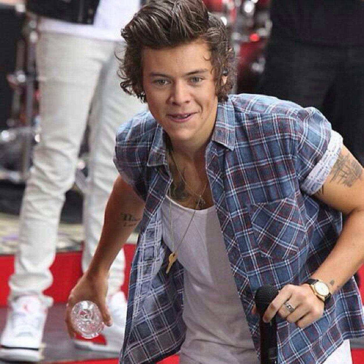 Im a crazy teenager and i love my family and friends! Im also a huge #directioner follow me i will follow you back