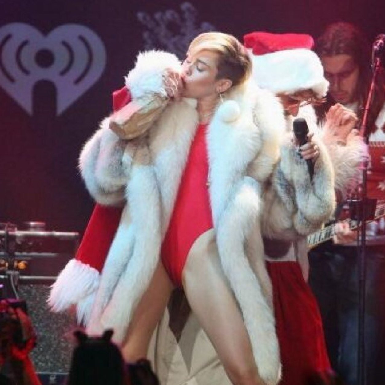 This is juste a twitter fan , i ´m not a real miley cyrus !
FOLLOW ME I FOLLOW BACK ! 
 B e s t r o n g