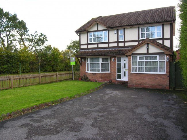 Hi, I’m Simon Burt and I’m proud to introduce you to my company, ‘Simon Burt The Estate Agent’.