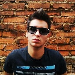 Fiz um Twitter a pedido dos fãs.