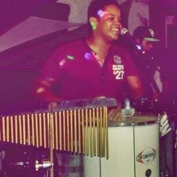 Sou cantor e beck vocal da banda só de brincadeira. Vamos lá pq e pra frente que se anda by: diego