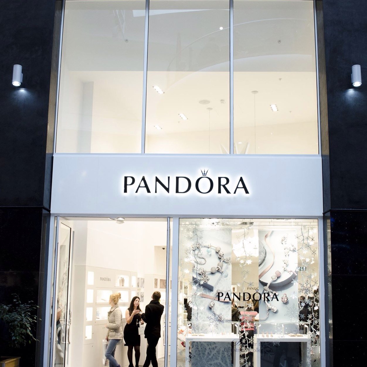 PANDORA Wigan Grand Arcade, 23 Crompton St, Wigan WN1 1BH Tel: 01942 825333 Mon - Sat 09:00-17:30 Sun 10:30-16:30
