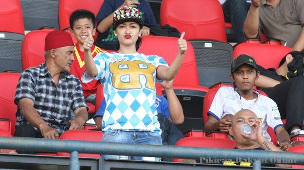 mojang-mojang penggemar team sepakbola na urang sunda