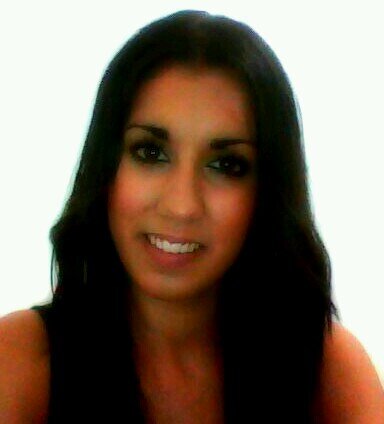 24.Escorpio. De piel morena, ojos grandes y sonrisa permanente. Un poco loca. Enamorada del sur.