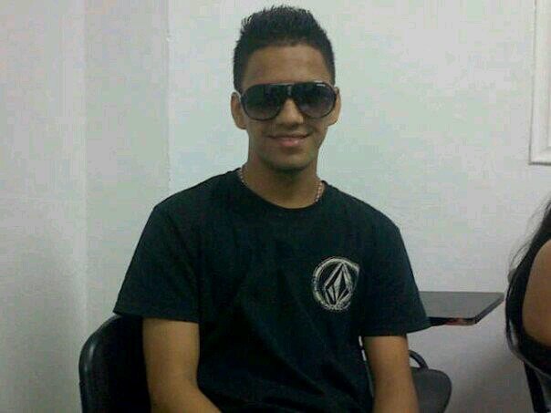 Dios mis viejos y junior/// me gusta la electronica house, tech, techno, deep, minimal house
