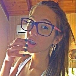 Ela não era a mais bem vestida, nem a mais magra nem a mais alta do salão, mas parecia brilhar um pouco mais do que os outros. E ela sabia disso.