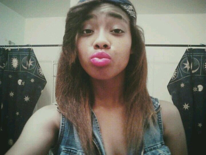 ReneeChewlo , | BO$$ ass BITCH ! Chewlo Gang hoe . (: follow me c ,