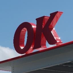Tankstations voor met lekkers voor de auto en bestuurder