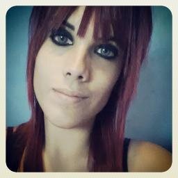 Chica que graba con webcam sus partidas en youtube YT espero que os exeis unas risas y si os guste pues ya sabeis^^!! :*