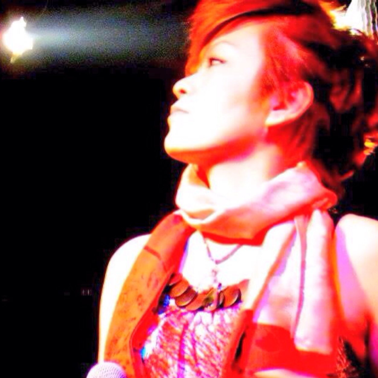 大阪の歌姫です。第二の故郷は #NY #シンガー、#ソングライター #ヴォーカルトレーナー、#カウンセラー、#チャネラー、#レイキヒーラー、#アロマセラピスト、#パワーストーンブレス 制作等など最近は音楽の旅と #スピリチュアル な旅に大忙しな日々です。猫ちゃん大好き♡凛とアッシュ２匹の家族がいます🐱#Hiromix
