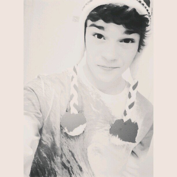 Axl. 15. Skater with a scooter. Skinny waist and a cute face. Instagram: AngelicSnowflakeAxl