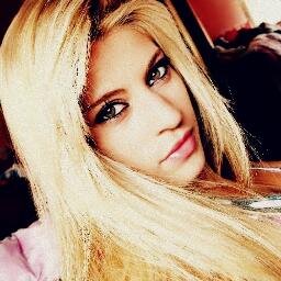 Fan de @ainhoabenitobe. Siempre con ella en las buenas y en las malas, MI RUBIA FAVORITA ♥ Donde este su sonrisa... que se quite todo.