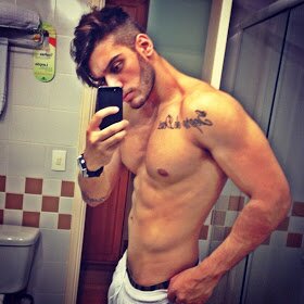 Mo Mozin vamos fazer assim eu cuido de Você e você cuida de mim Não Desisto de você e nem você de mim Vamos Até o Fim Da A Mão pra mim ... LUCAS LUCCO ❤ ❤