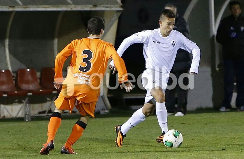 Jugador del C.D Quintanar del Rey Tercera división... Camarero en Pub Teatro