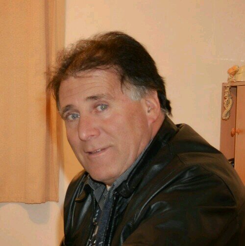 Nacido en Tbó. Padre de 2 hijas: Leniza y Makarena. Profesión: MAESTRO por vocación.