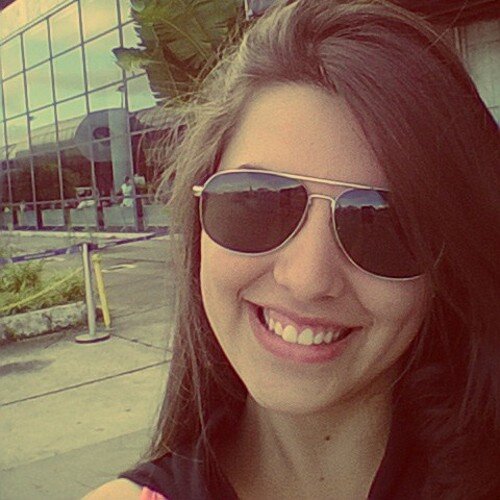 Quem anda com Deus não vive por si só.                                              É Cuidado como criança de colo. A minha vida é um milagre!! #MeuFuturoéDeus