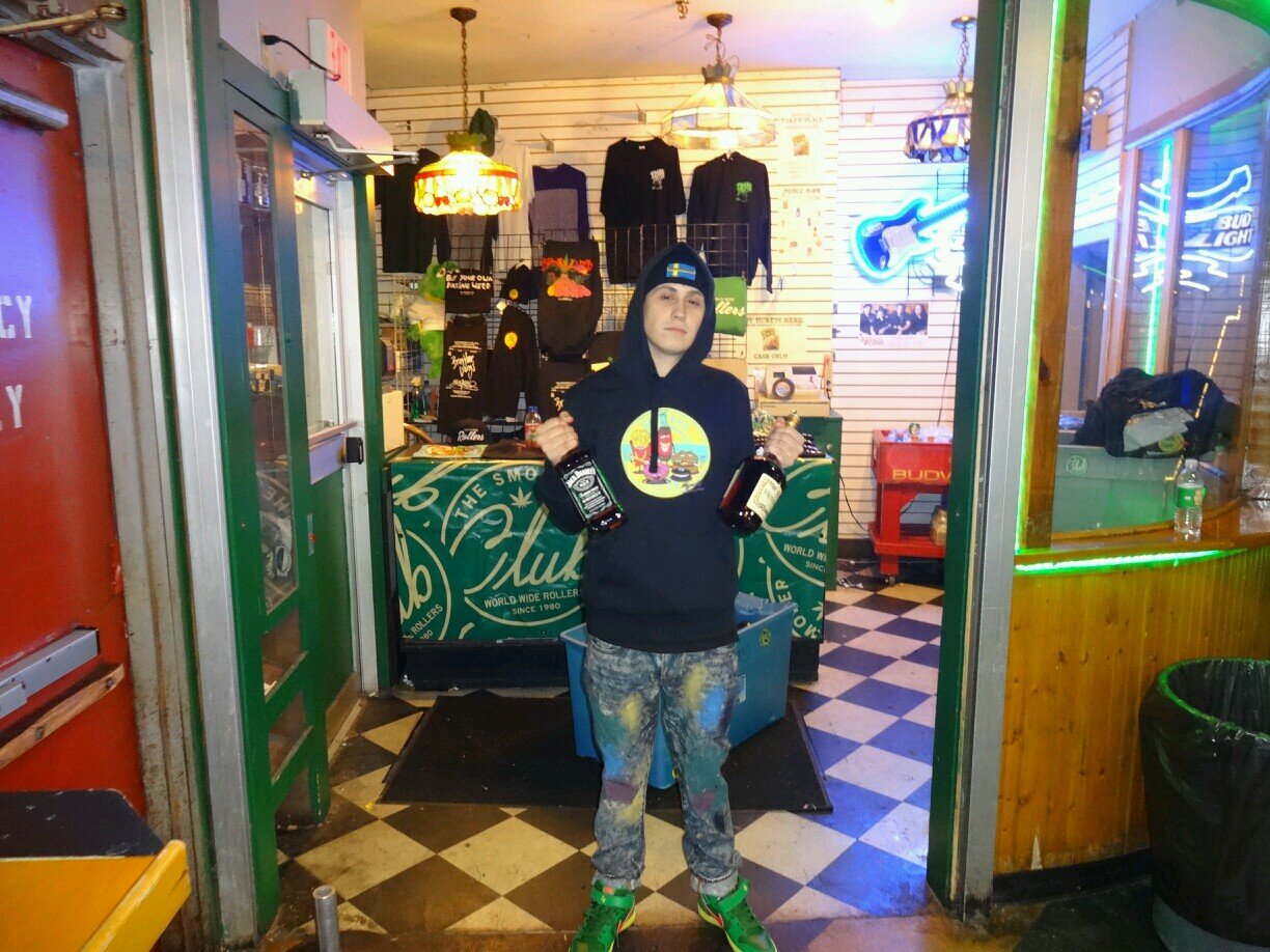 Minty Burns up in coming rapper fresh outta Toronto. Here's to making it big post smokers club tour. #mintyburns #goldenticket #active
