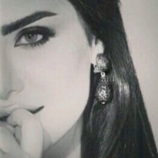 ‏منذُ الصغر ، كنتُ فتاة نحيلة بأسئلة كبيرَة .، وكانتْ النساءُ حولي ممتلئات .. بأجوبة فضفاضة .. لماذا نموت قبل أن نموت ؟!
أدوّر على وطني