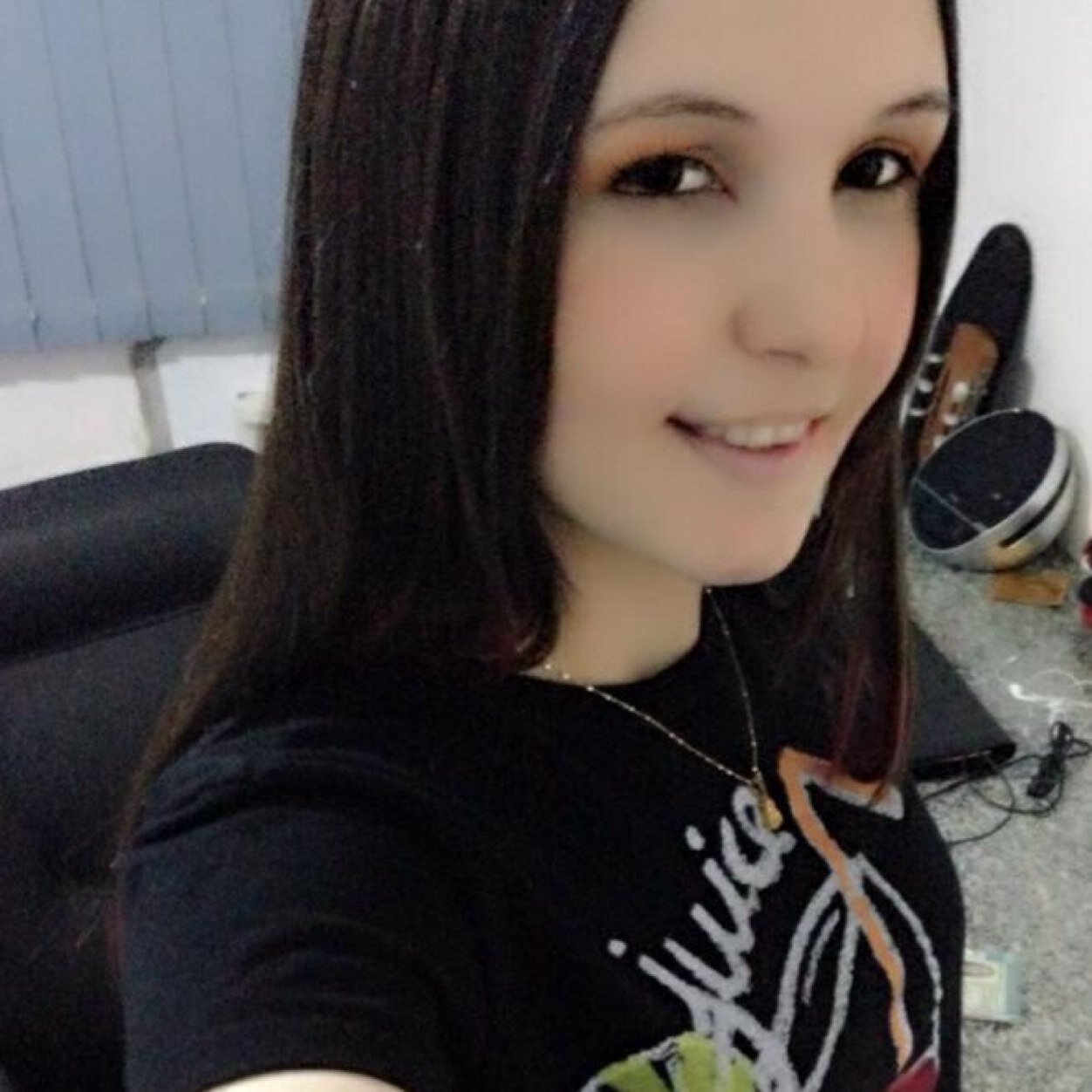 Aquela menina que nunca deixa de sonhar e de acreditar que um dia há de existir um mundo muito melhor ...