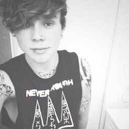 Ashton. 19. I love Screamo and my CIgarettes. Single. Bi. RP.