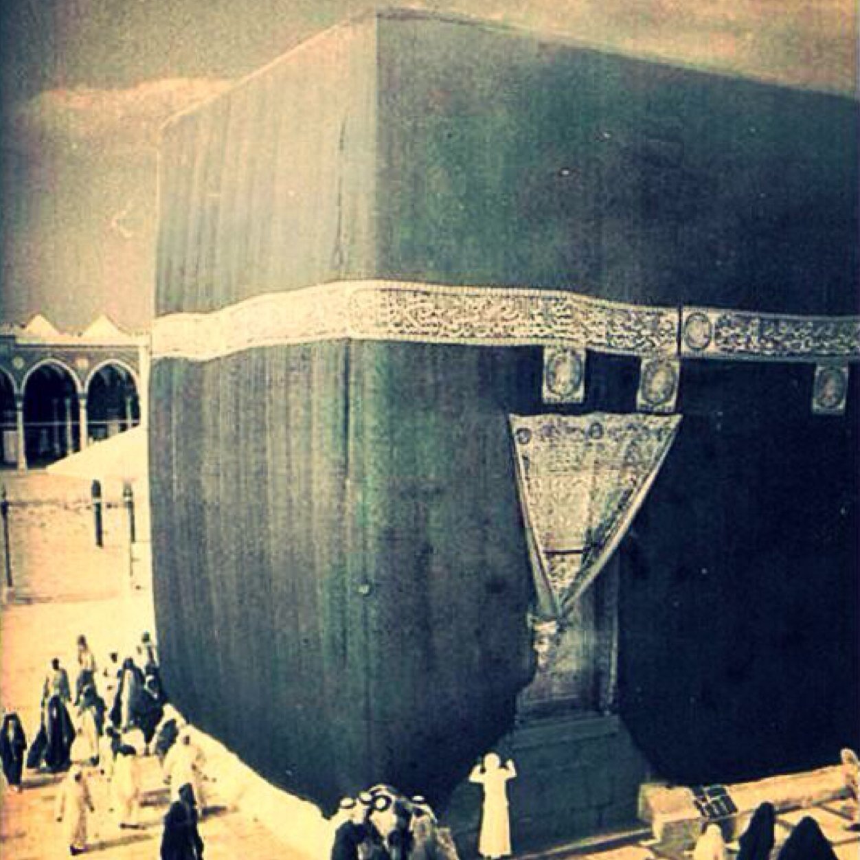 اللهم إنهم في ذمتك وحبل جوارك فقهم فتنة القبر وعذاب النار ,وأنت أهل الوفاء والحق فاغفر لهم وارحمهم إنك أنت الغفور الرحيم ،واغفر لجميع المسلمين والمسلمات.