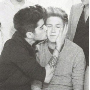 Follow @ziallsry bc I gave u a free follow and I'll follow u back on that acc too ty