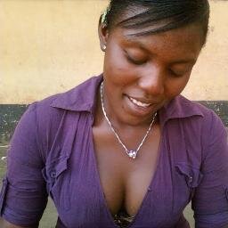 hôtesse et étudiante à l'université de Lomé.