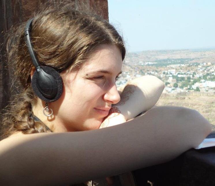 Traductrice EN-RU-FR amoureuse des mots, des arts et des voyages.