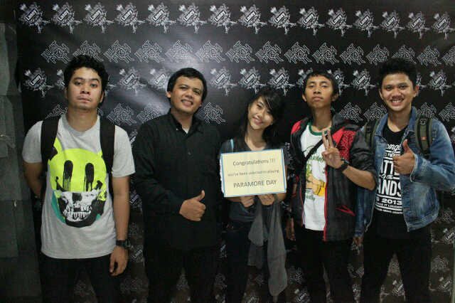 Daydreaming - daydreaming all the time~ 
 voc: yolan  guitar: joe  guitar: andri  bass: rangga  drum: septian