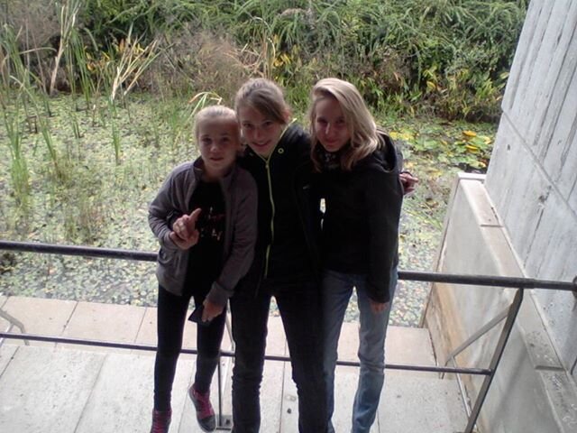 my name is  elodie ,she is  twelve years old . i am french ,English  . i like m pokora and one direction. i am french directionner .follow me i follow back