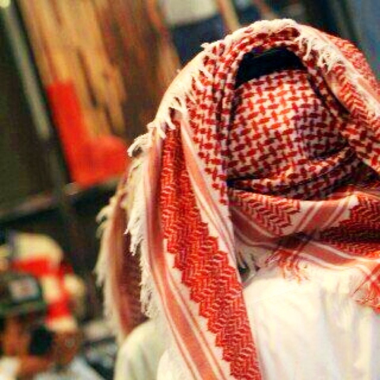 ‏جُروح ثائرة تقبعُ يسار صدري لا تعرفُ السكُون ~♥