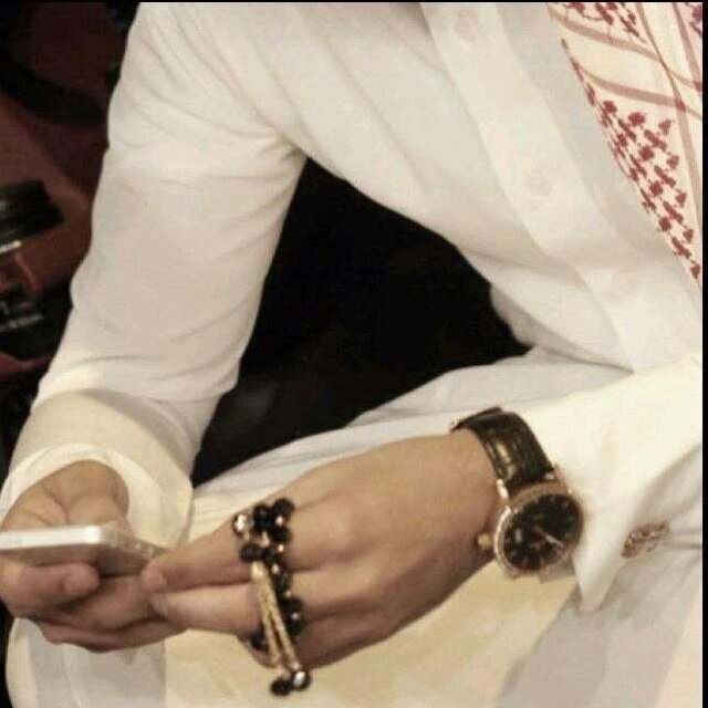 ‏رجل مزاجي ذو مفردآت عنيدھہَ لست مجبور على تبريَر موآقفي لمنَ يسيء آلظن آتحدث بعفويھہَ آضحكك بشدھہَ وأعشق بجنون .