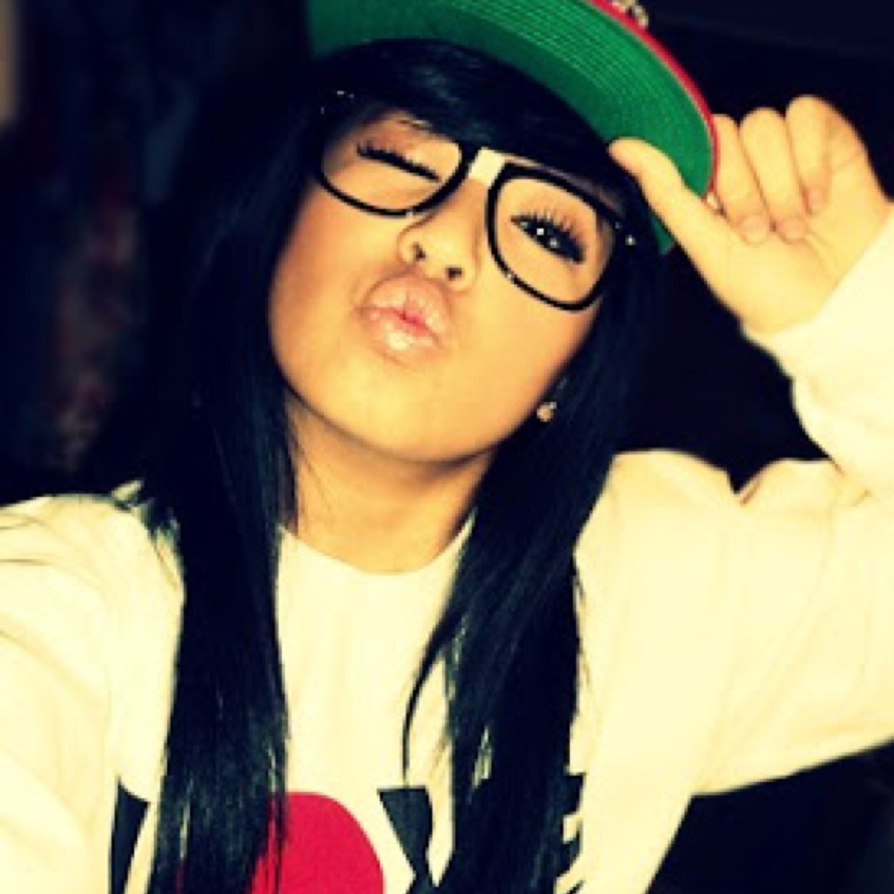 Totally_trueeee's profile picture. ι ℓσνє ℓιѕтєиιиg тσ ℓιєѕ ωнєи ι киσω тнє тяυтн ♥️