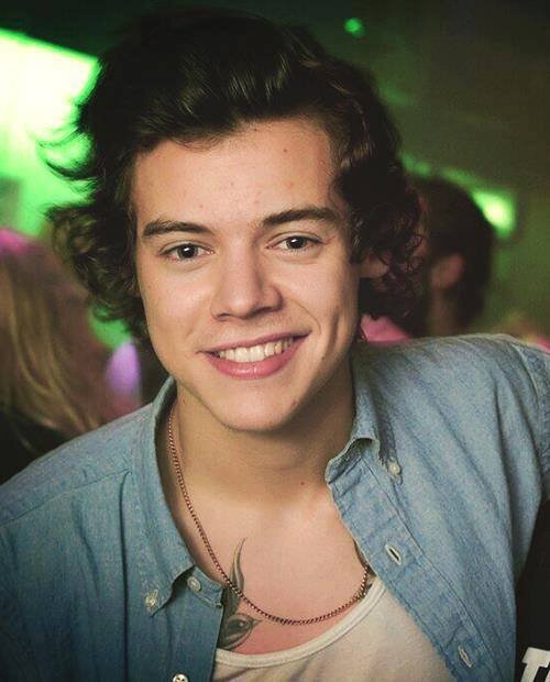 Eu sou completamente apaixonada pela a One Direction, adoro ouvir musicas no tempo livre.