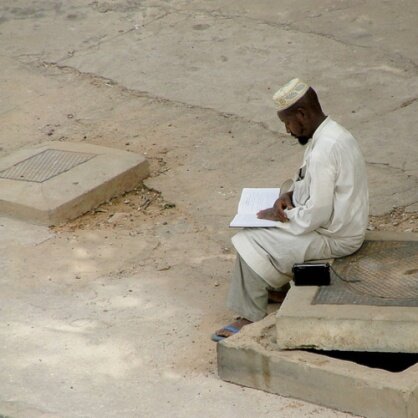 لست ب إنسَآنَ متشَائمّ حين آكتب عن الفُراقَ ، خجولَ هآدئ آمآم آلآس مزعجَ آمآم من آحب خلف آلآزعآج عنآد ، ‏لاحدود‏ لِ فهاوتيُ ، ضعيفَ عند نزولدمعتيّ ( *