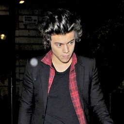 Follow the beautiful & lovely @sarsuz - she is a friend of Harry Styles and a complete sweetheart! If you retweet her tweets, maybe she will notice you more x