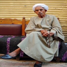دآئماً ۆ آباً : آلبسآطھ تُضيفَ علىَ شخصيتگ رونقاً مُمَيزاً يجلگ مخلفَ كن بسيطا تگن ؛ آجمل ..