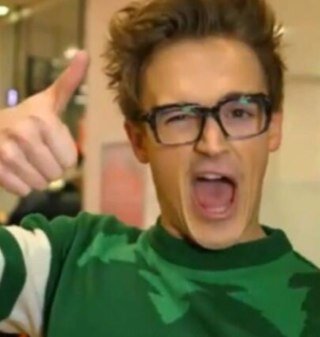 i just gave you a free follow,dont be a dick and please follow @markhoppusbitch (: ((she'll follow back if you ask)).