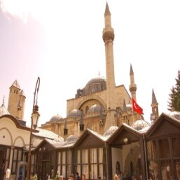 أبيأخي موعد معكم على سجادتي بيني وبينكم دعاا لـِرب لاتغفل عينه عنكم,,