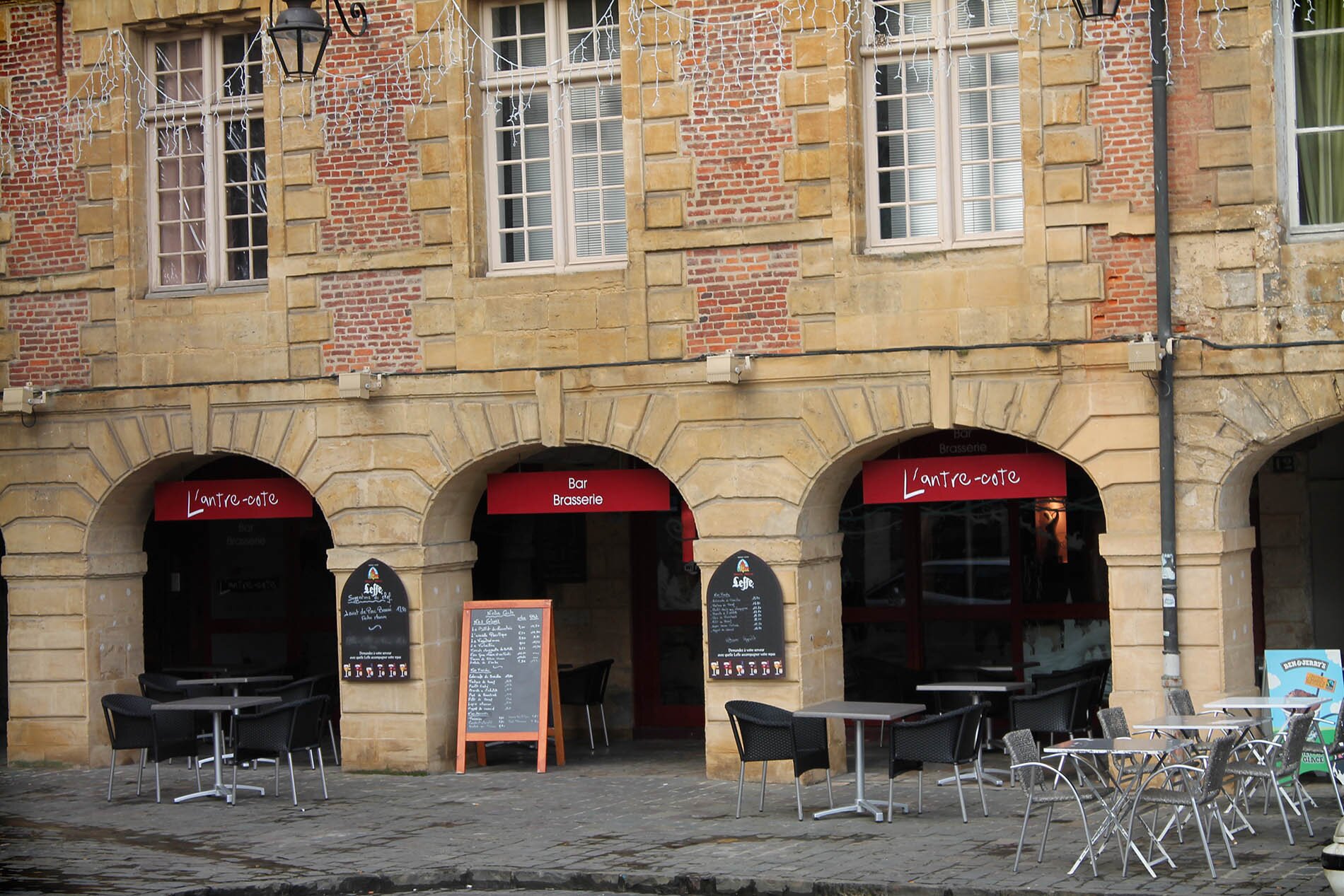 Le restaurant L'Antre Côte, situé en plein coeur de la Place Ducale et à 100 m du Musée Arthur
Rimbaud vous accueille dans une ambiance design et confortable.