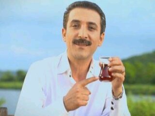 *TurkishLines - Op zijn Turks - Çay-kolik - Terlik - Oklava - Kumanda - Lahmacun - Ayran - Dizi-kolik - 24 uur Çay - Kumanda met doorzichtig hoesje er overheen*