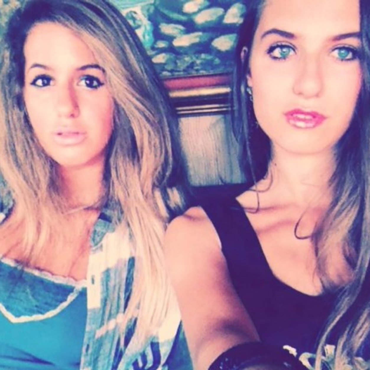 HELLO ! We are Elena and Cristina :)