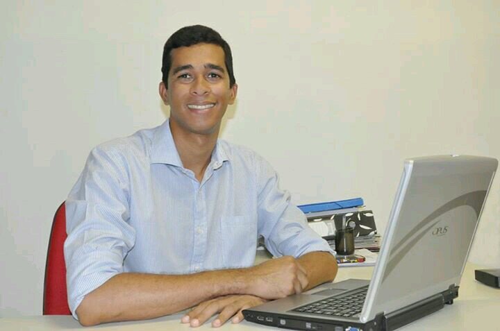 Jornalista Diplomado, atual Secretário de Comunicação, Cultura e Juventude do município de Carmópolis.