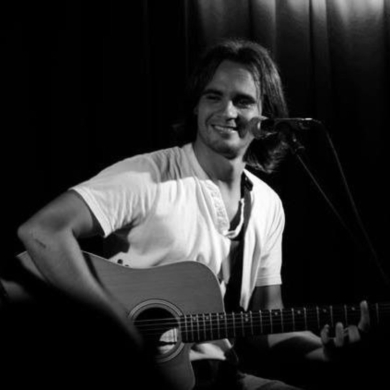 La música de @javibaezsevilla nos enamora. #ElsevillanoErrante #TambienTeEncontrara
                          javierbaez.es