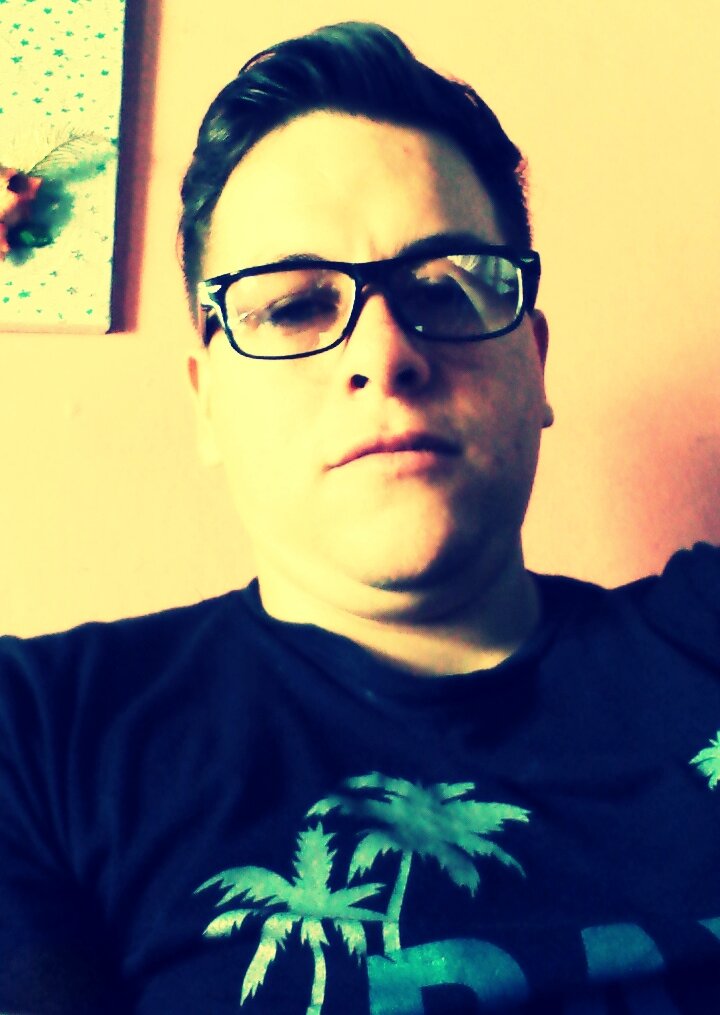 me gusta el canto, músico, cine, comunicación.