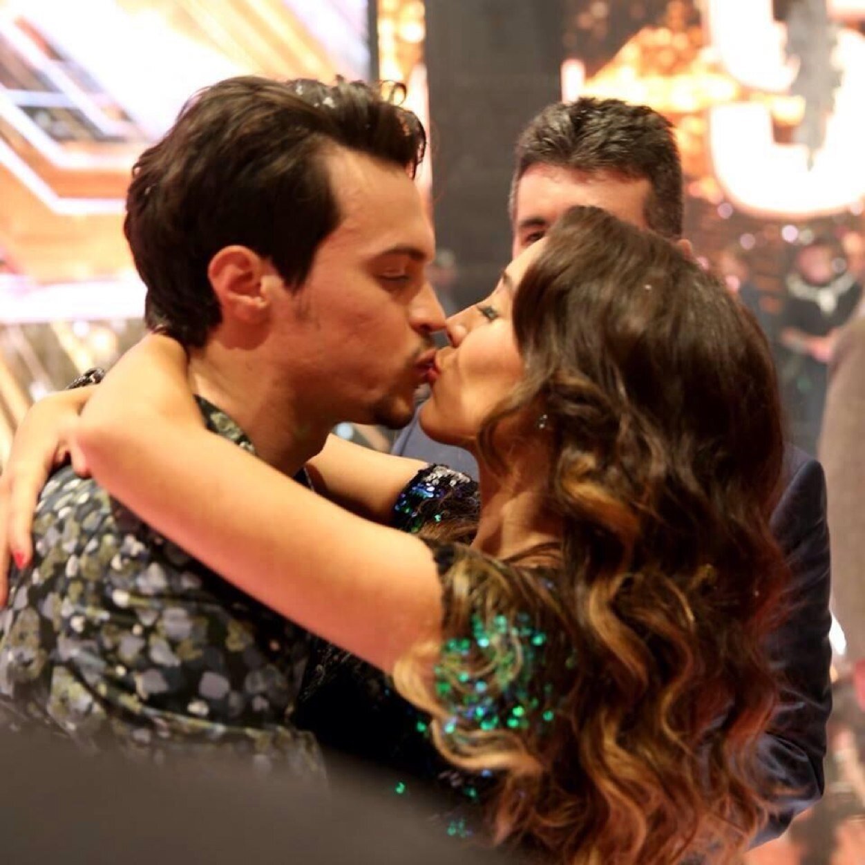 Alex and sierra are the two most amazing people in the world, their love gives me a reason to smile #KinseyDeatonForever We kiss so that would be weird..