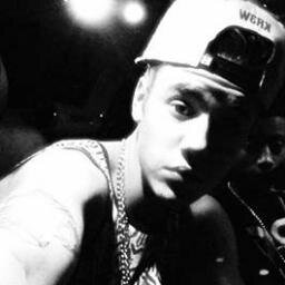 TE ESTAMOS REGALANDO UN FOLLOW GRATIS.. SIGUENOS EN @pizzacondemi @biebsftcoldplay y @cakeconjustin MUCHAS GRACIAS ILY✌✌.