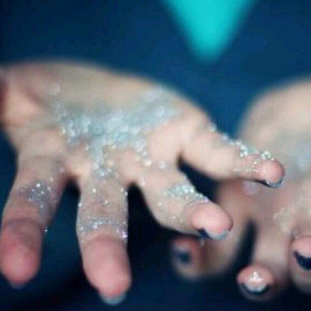 ..يكفيني من السعادةَ ضحكة آمي ..♡”