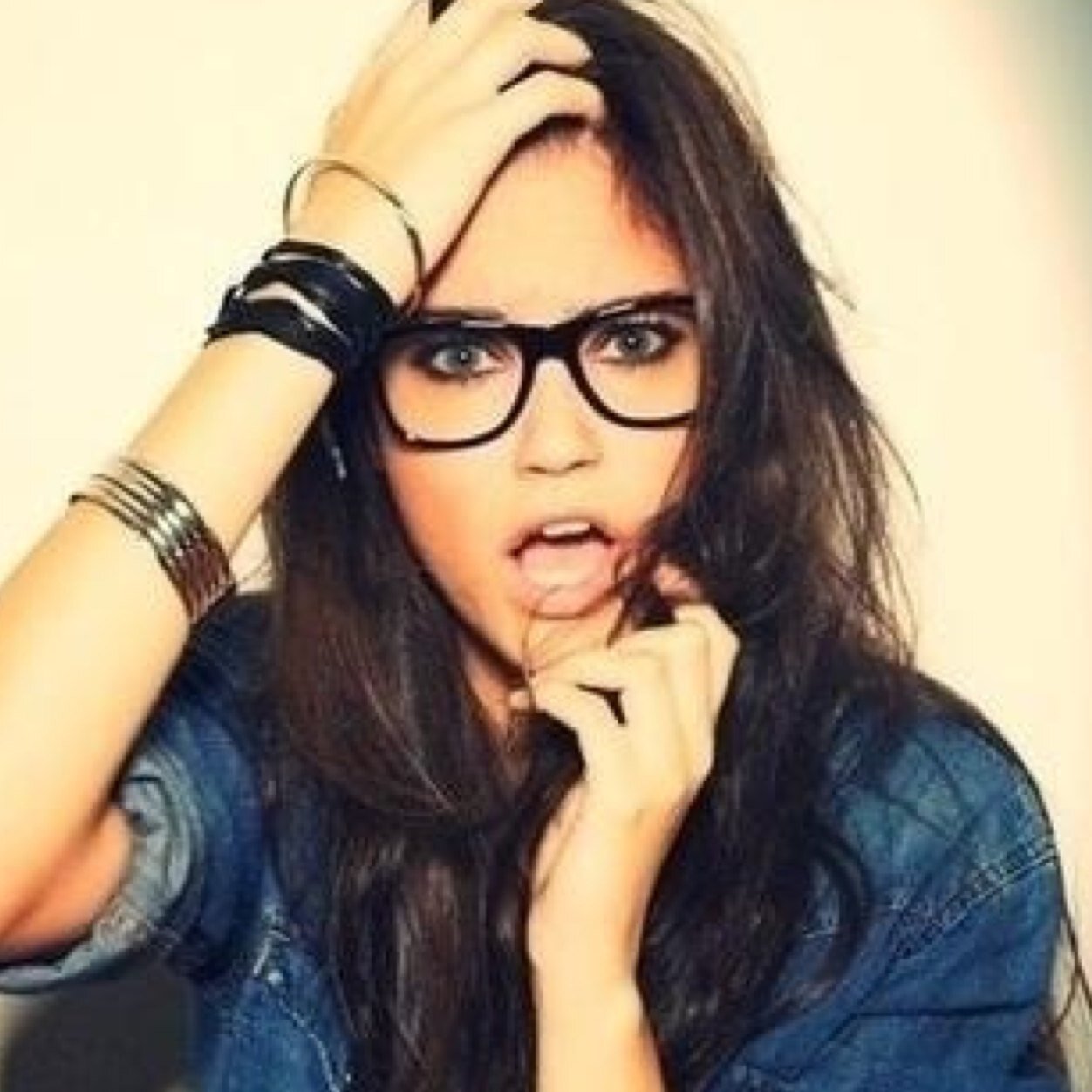 Just the average brunette. ~Avi is not me~

Kik: avg_brunette